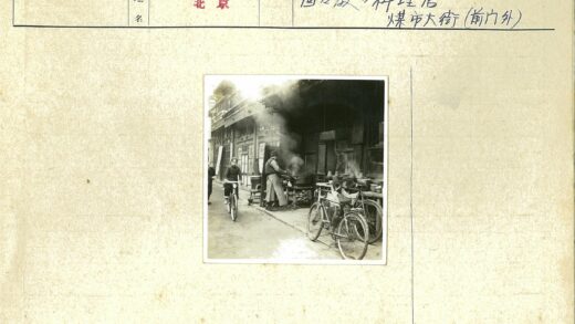 街头炊烟与骑行者.jpg