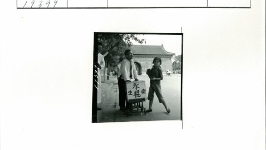街头父子与传统建筑.jpg