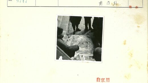 街头版画摊围观场景.jpg