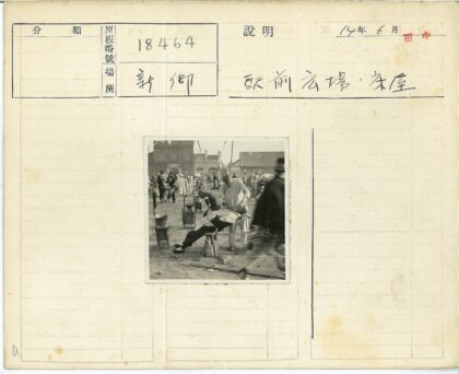 街头理发师繁忙工作场景.jpg