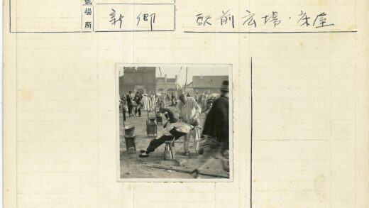 街头理发师繁忙工作场景.jpg