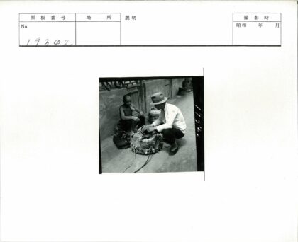 街头男子与篮子物品交流.jpg