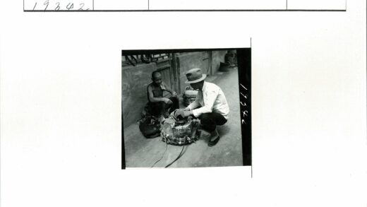 街头男子与篮子物品交流.jpg