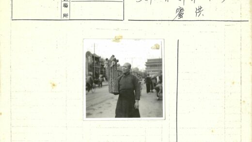 街头男子与编织篮.jpg