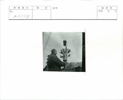 街头男子手持树枝.jpg