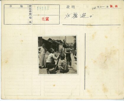 街头男孩与步枪检查.jpg