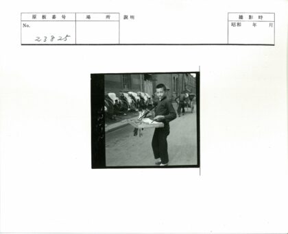街头男孩提托盘.jpg