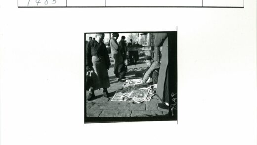 街头画家鹅卵石路展画.jpg
