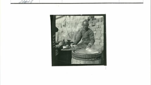 街头砖墙旁露天烹饪.jpg