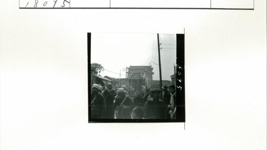 街头神庙游行与音乐家表演.jpg