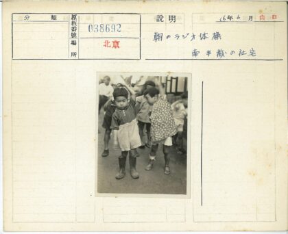 街头穿格子衬衫的孩子.jpg