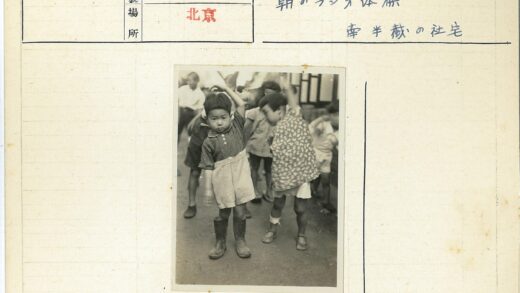 街头穿格子衬衫的孩子.jpg