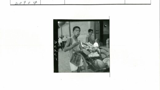 街头童工推车送货.jpg