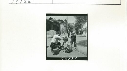 街头童趣喷壶水桶游戏.jpg