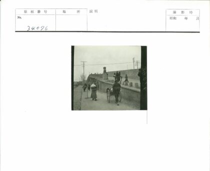 街头繁忙景象与狮子桥行人.jpg