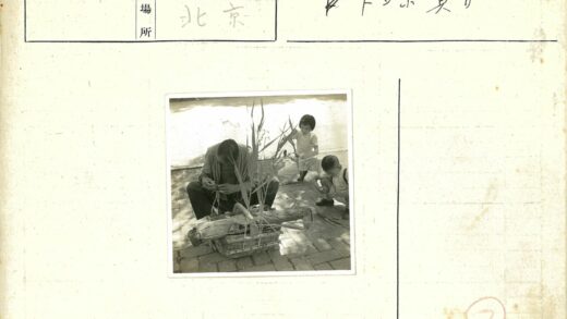 街头编织匠与孩童的注视.jpg