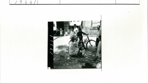 街头自行车表演与市场生活.jpg