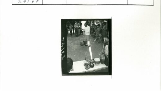 街头艺人溜溜球表演与手工艺品展.jpg