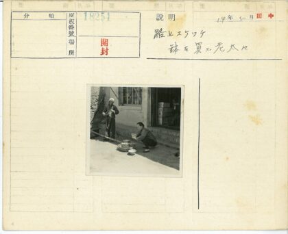 街头艺人演奏与乞讨场景.jpg