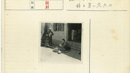 街头艺人演奏与乞讨场景.jpg