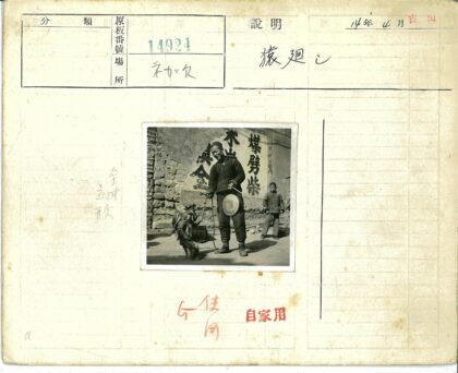 街头艺人表演猴子与鼓手.jpg