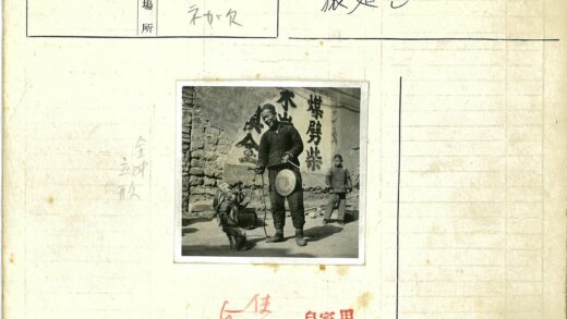 街头艺人表演猴子与鼓手.jpg