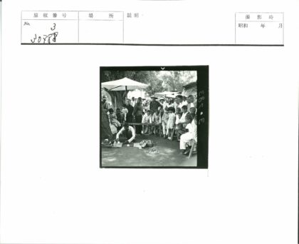 街头艺人魔术表演围观场景.jpg