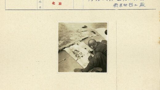 街头艺术家跪地创作.jpg