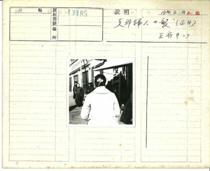街头花饰行人漫步.jpg