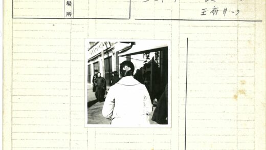 街头花饰行人漫步.jpg