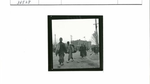 街头行人砖楼马车电线杆.jpg