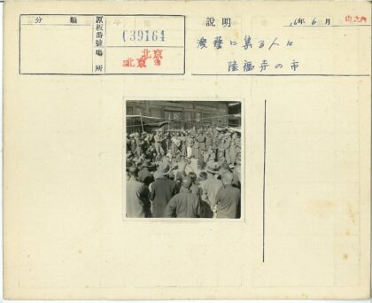 街头表演观众围观传统建筑背景.jpg