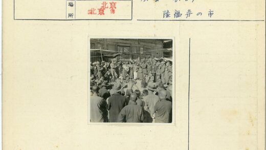 街头表演观众围观传统建筑背景.jpg
