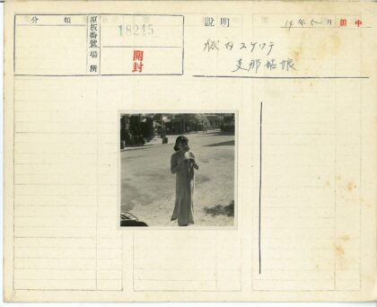 街头阳光下的女孩.jpg