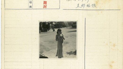 街头阳光下的女孩.jpg
