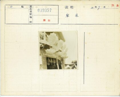 街头雨伞与戴帽路人.jpg