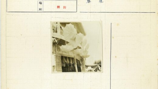 街头雨伞与戴帽路人.jpg