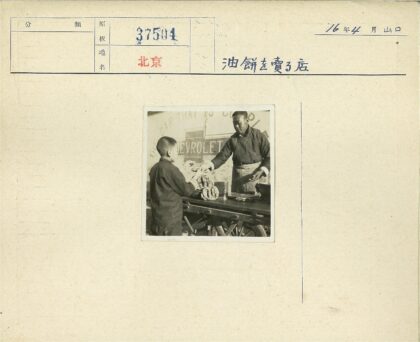 街头香肠摊为孩子提供美食.jpg