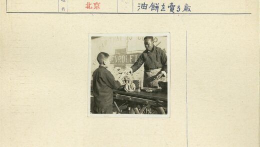 街头香肠摊为孩子提供美食.jpg