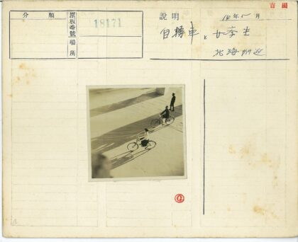 街头骑自行车与长影行人.jpg