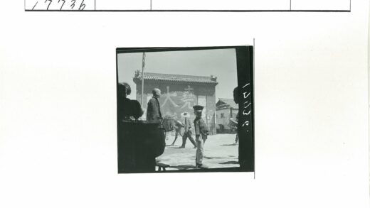 街头骑马与戴帽行人.jpg