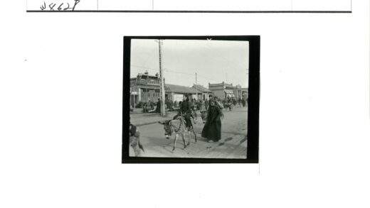 街头骑驴与电线建筑.jpg