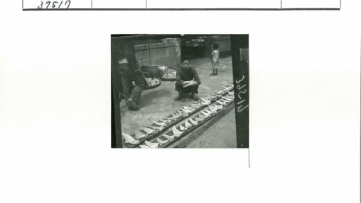 街头鱼摊与行人瞬间.jpg