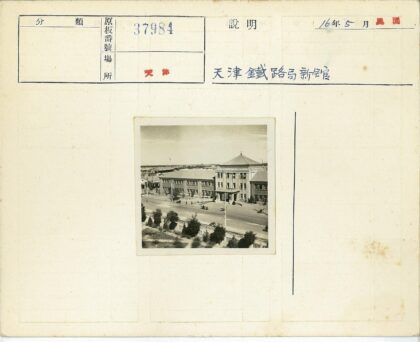 街景三角形屋顶建筑马车行人树木.jpg