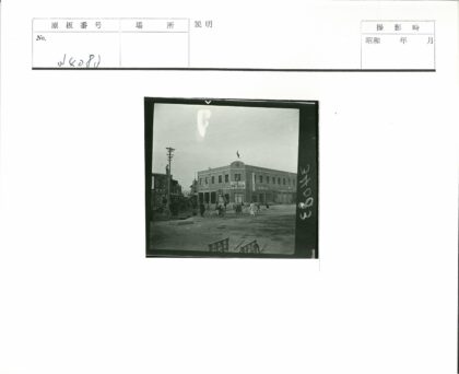 街景两层建筑人群互动商店街.jpg