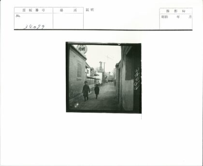 街景中的两个孩子与人力车.jpg