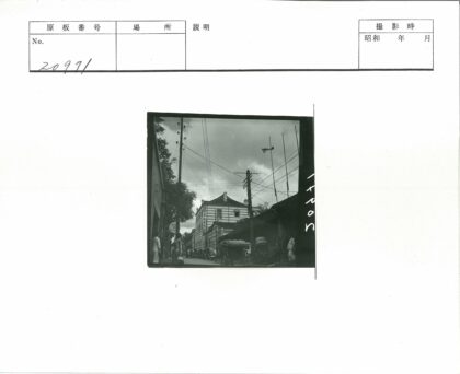 街景人力车与条纹建筑.jpg
