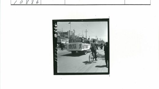 街景卡车横幅人群自行车.jpg