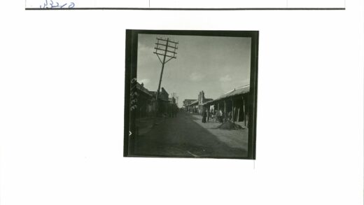 街景土路行人建筑商店.jpg