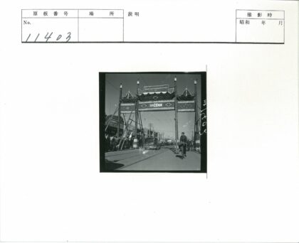 街景大门下骑行者与汽车.jpg